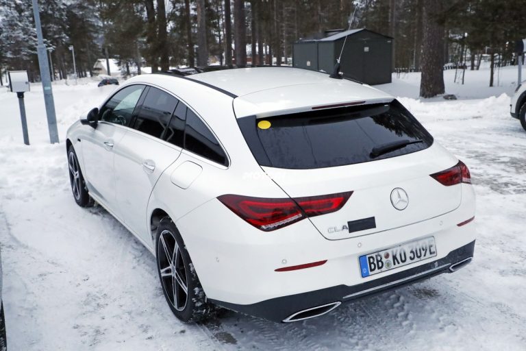 Mercedes CLA ibrida plug-in: le foto spia