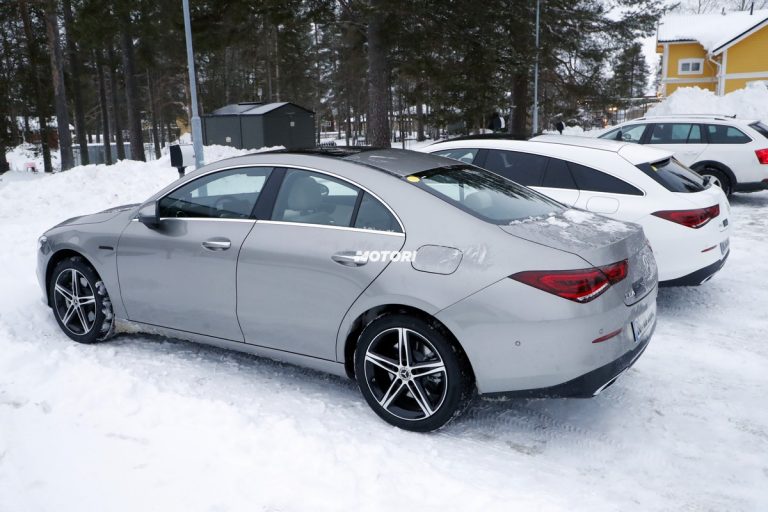 Mercedes CLA ibrida plug-in: le foto spia