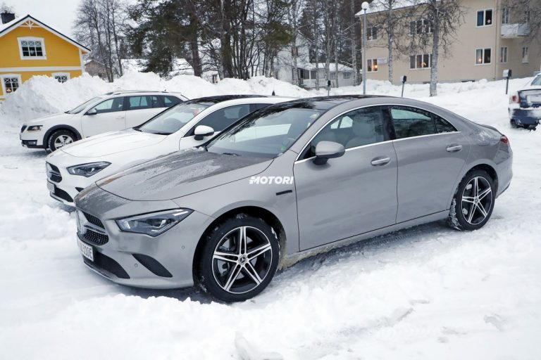 Mercedes CLA ibrida plug-in: le foto spia
