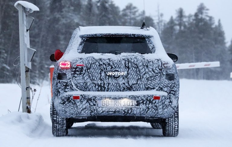 Mercedes EQA: le foto spia