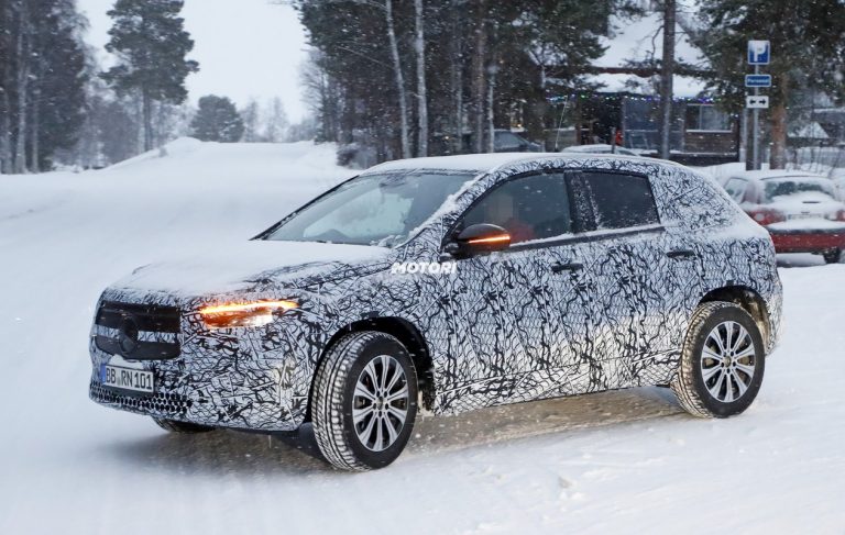 Mercedes EQA: le foto spia