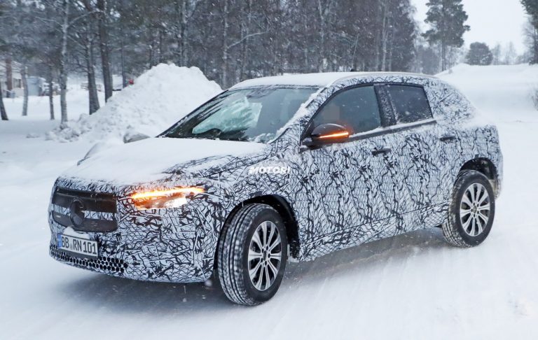 Mercedes EQA: le foto spia