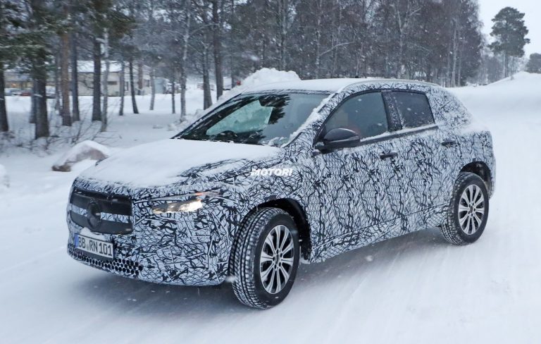 Mercedes EQA: le foto spia