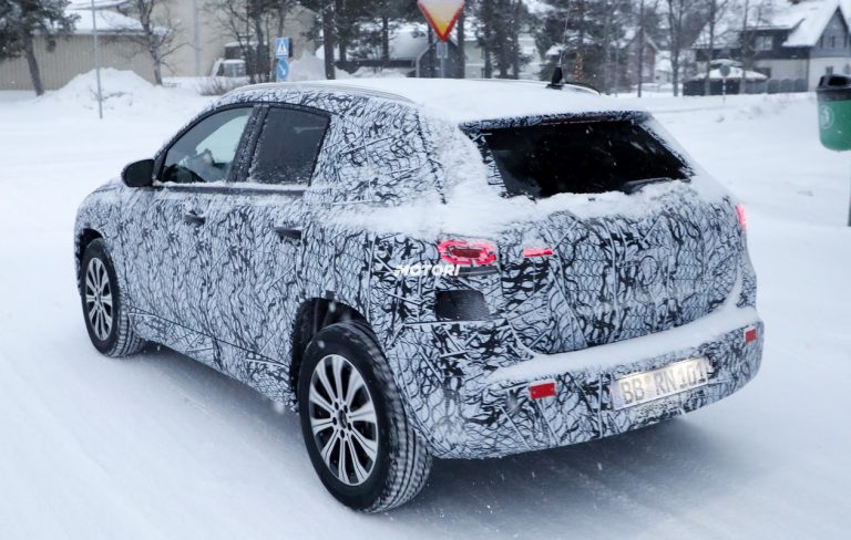 Mercedes EQA: le foto spia