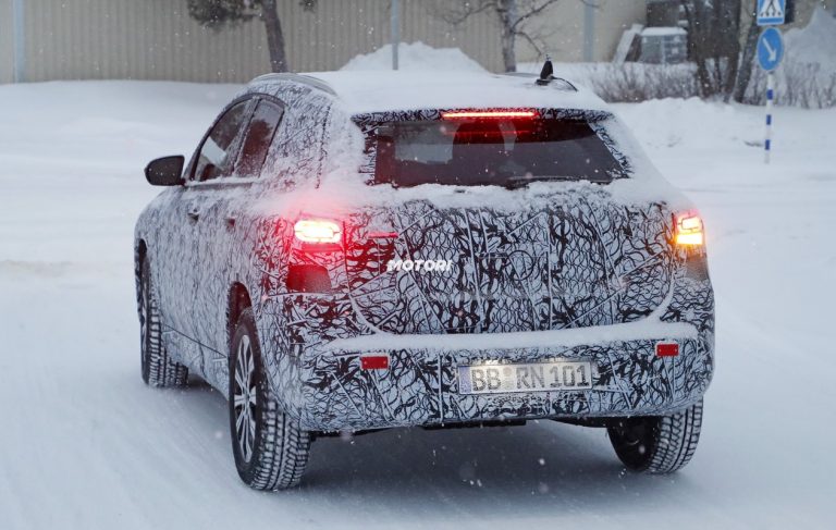 Mercedes EQA: le foto spia