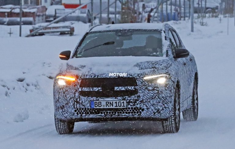 Mercedes EQA: le foto spia