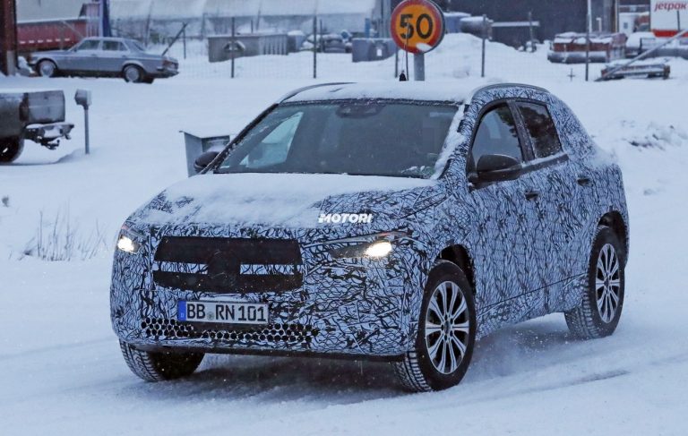 Mercedes EQA: le foto spia