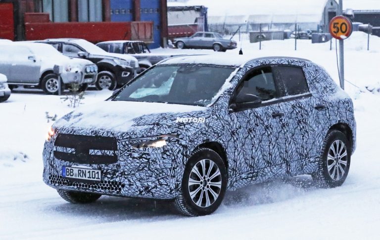 Mercedes EQA: le foto spia