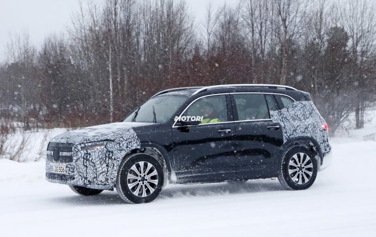 Mercedes EQB: foto spia del crossover elettrico