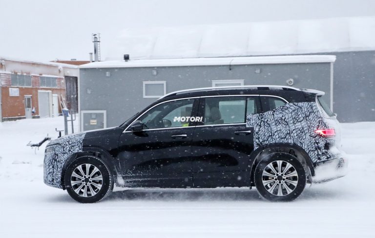 Mercedes EQB: foto spia del crossover elettrico