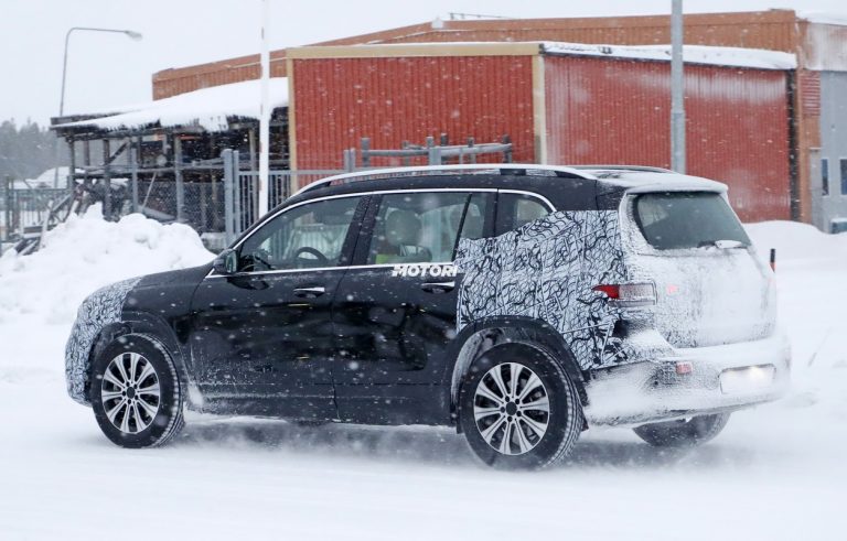 Mercedes EQB: foto spia del crossover elettrico