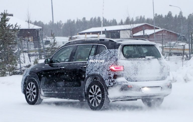 Mercedes EQB: foto spia del crossover elettrico