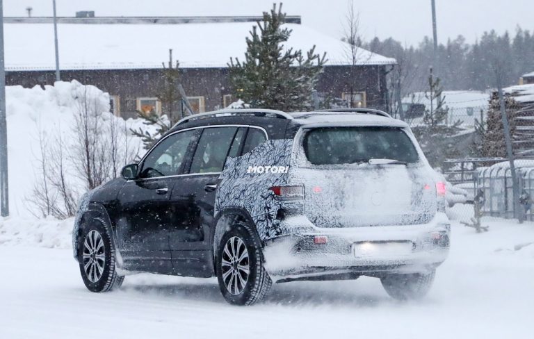 Mercedes EQB: foto spia del crossover elettrico
