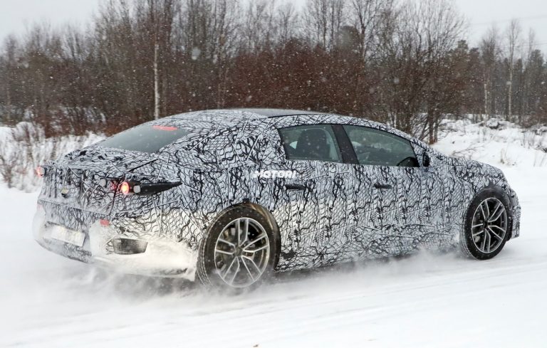 Mercedes-Benz EQS: le foto spia