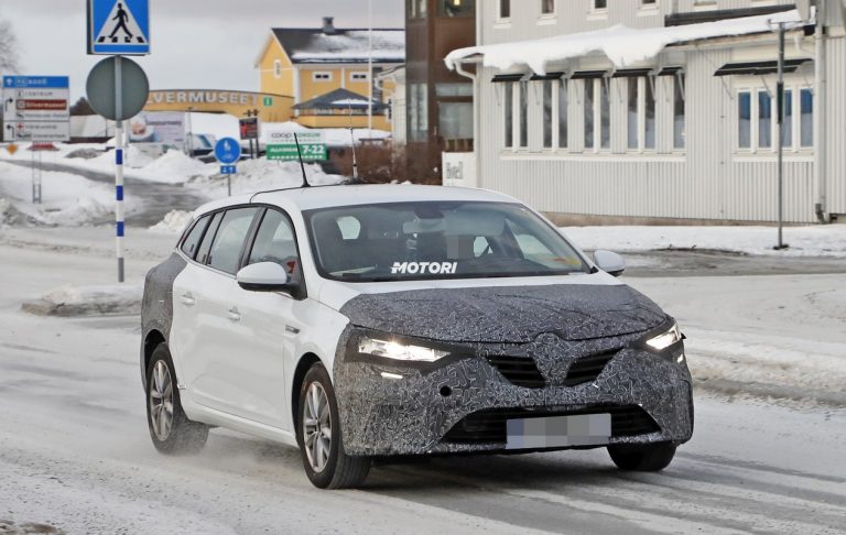 Renault Megane Grandtour: foto spia del restyling