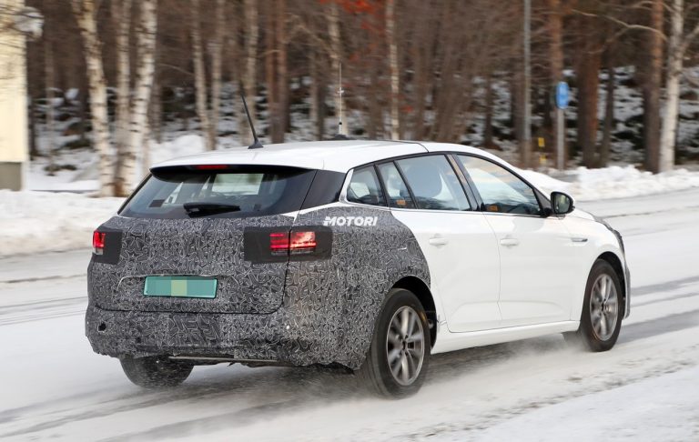 Renault Megane Grandtour: foto spia del restyling