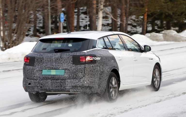 Renault Megane Grandtour: foto spia del restyling