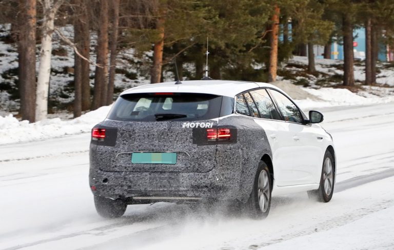 Renault Megane Grandtour: foto spia del restyling
