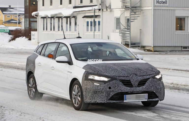 Renault Megane Grandtour: foto spia del restyling