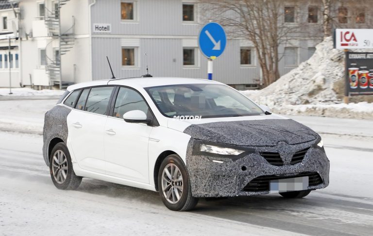 Renault Megane Grandtour: foto spia del restyling