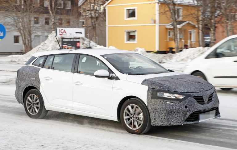Renault Megane Grandtour: foto spia del restyling