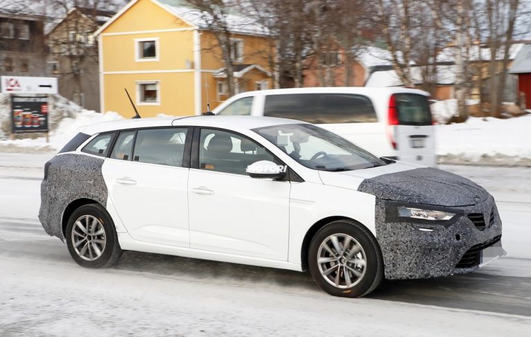 Renault Megane Grandtour: foto spia del restyling
