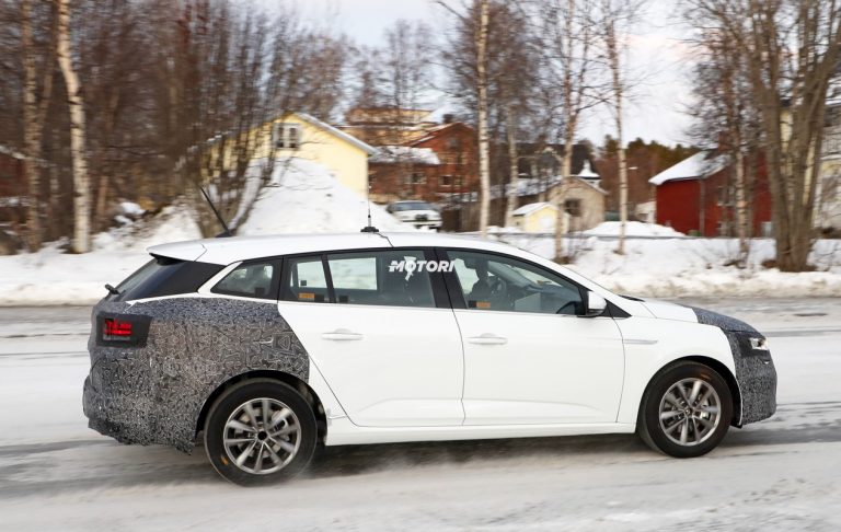Renault Megane Grandtour: foto spia del restyling