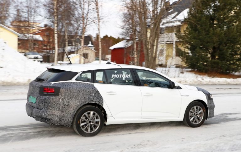 Renault Megane Grandtour: foto spia del restyling