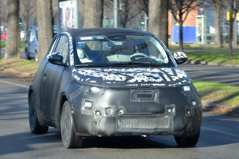 Fiat 500 elettrica: foto spia durante i collaudi su strada
