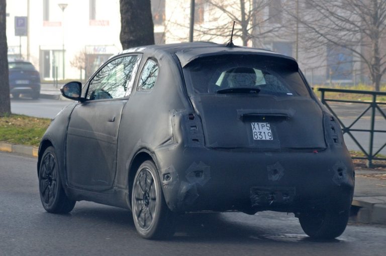 Fiat 500 elettrica: foto spia durante i collaudi su strada