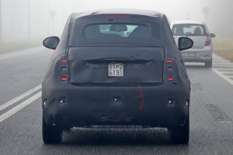 Fiat 500 elettrica: foto spia durante i collaudi su strada