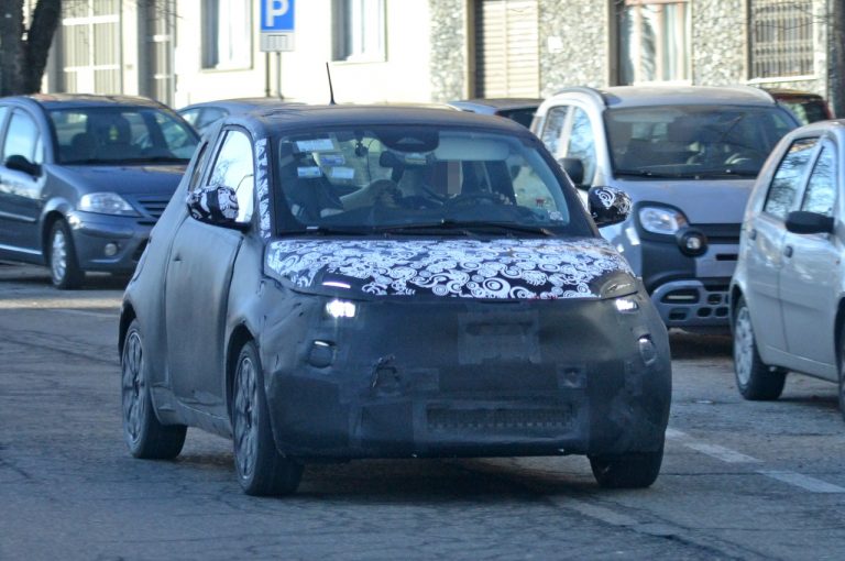 Fiat 500 elettrica: foto spia durante i collaudi su strada