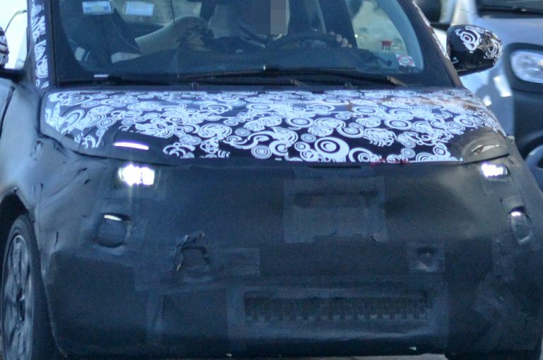 Fiat 500 elettrica: foto spia durante i collaudi su strada