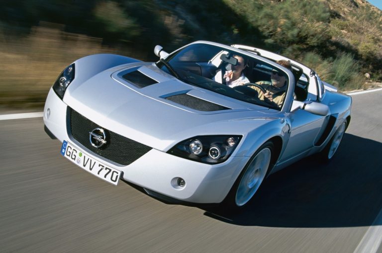 Opel Speedster 2001-2006: la storia nelle immagini