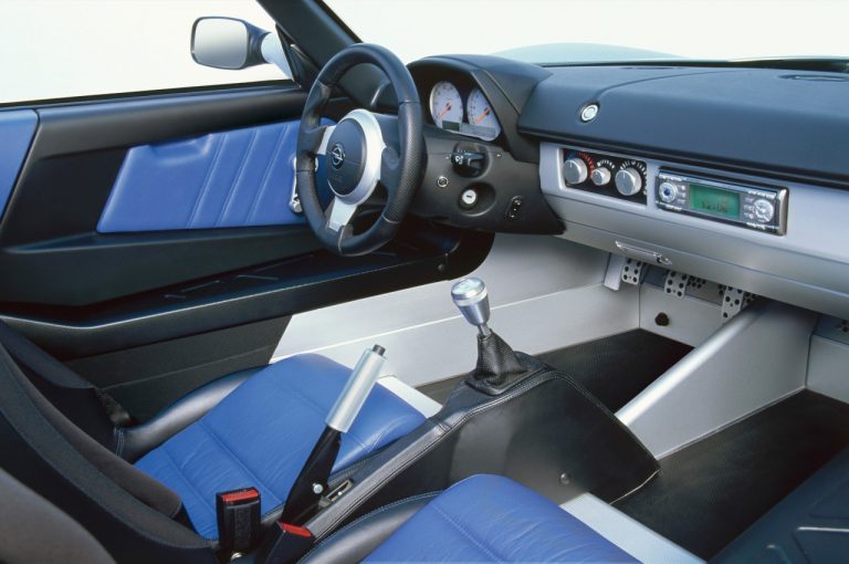 Opel Speedster 2001-2006: la storia nelle immagini