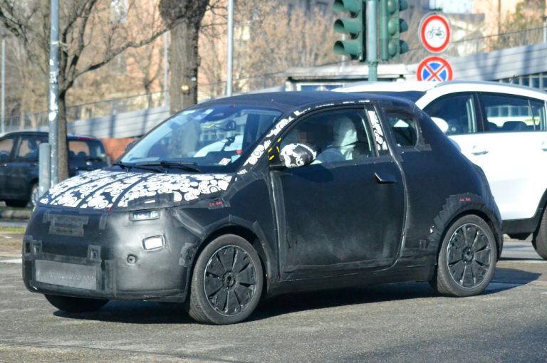 Fiat 500 elettrica: foto spia durante i collaudi su strada