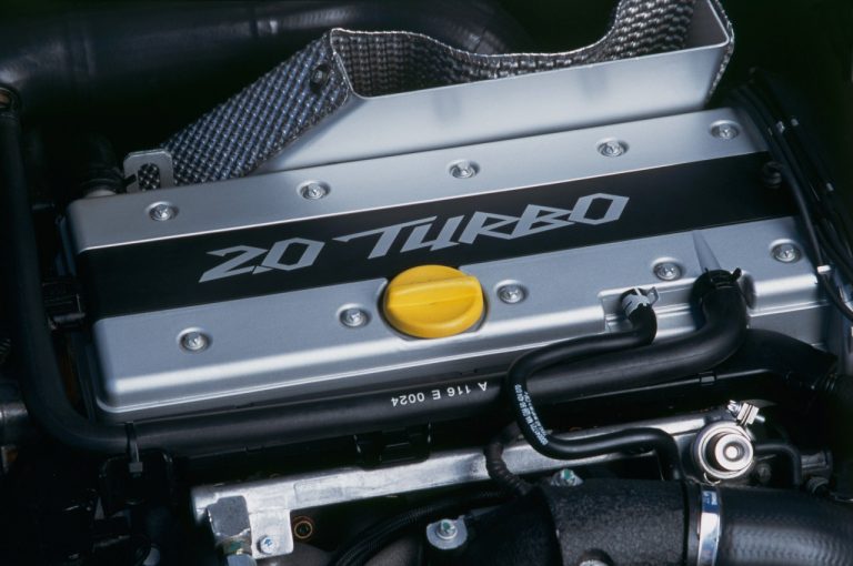 Opel Speedster 2001-2006: la storia nelle immagini