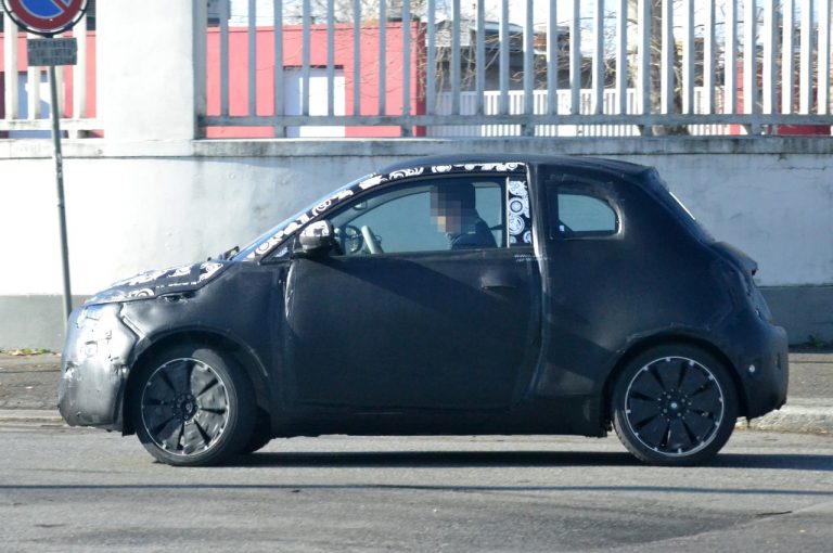 Fiat 500 elettrica: foto spia durante i collaudi su strada