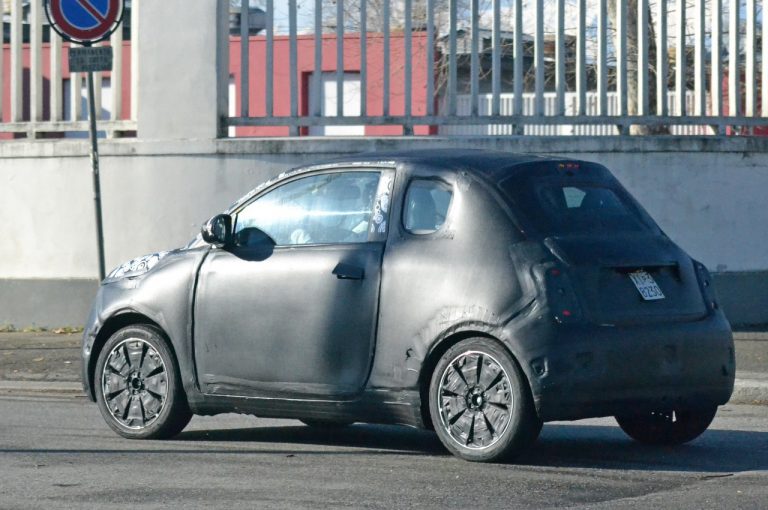 Fiat 500 elettrica: foto spia durante i collaudi su strada