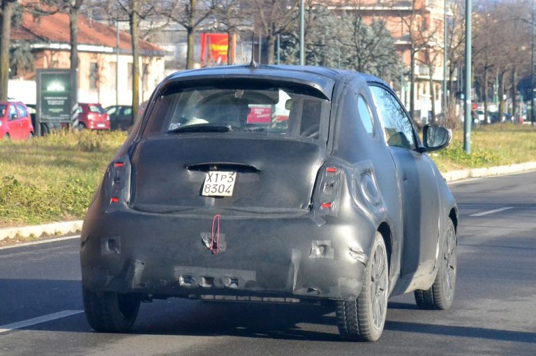 Fiat 500 elettrica: foto spia durante i collaudi su strada