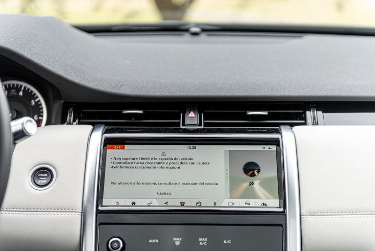 Land Rover Discovery Sport 2.0 TD4: la prova su strada