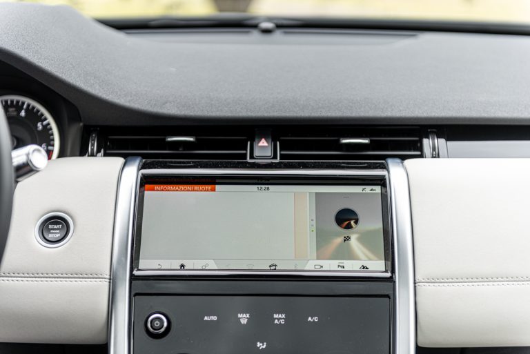 Land Rover Discovery Sport 2.0 TD4: la prova su strada