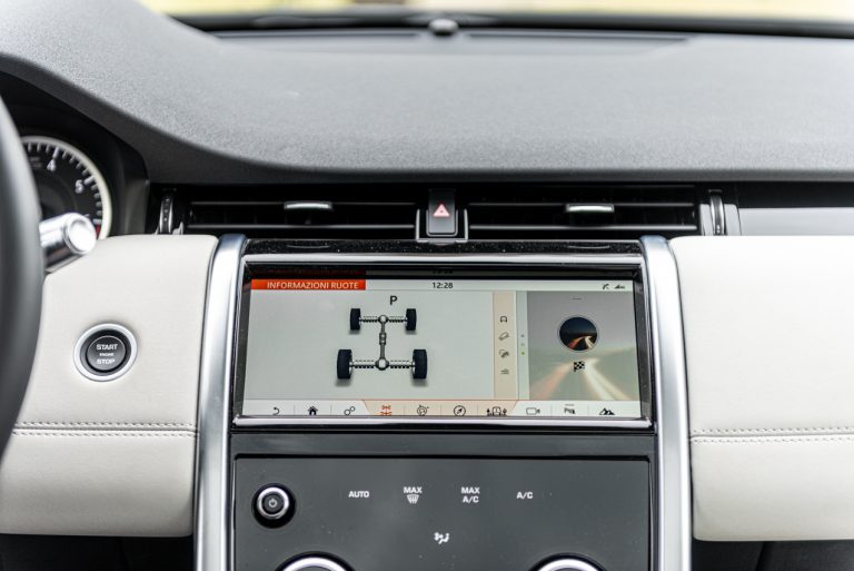 Land Rover Discovery Sport 2.0 TD4: la prova su strada