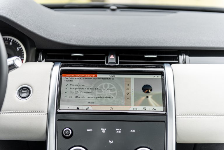 Land Rover Discovery Sport 2.0 TD4: la prova su strada