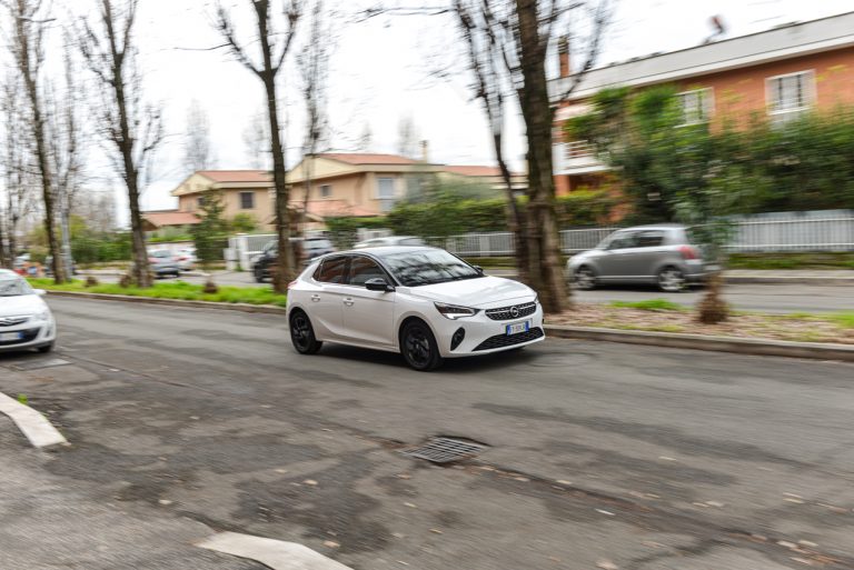 Opel Corsa 1.2 turbo MT: la prova su strada