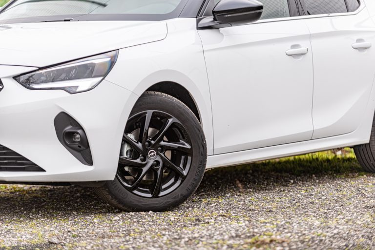 Opel Corsa 1.2 turbo MT: la prova su strada
