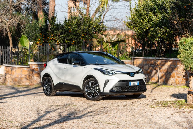 Toyota C-HR 2.0 Hybrid, la prova su strada