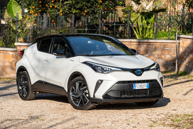Toyota C-HR 2.0 Hybrid, la prova su strada