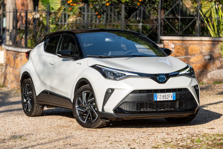 Toyota C-HR 2.0 Hybrid, la prova su strada