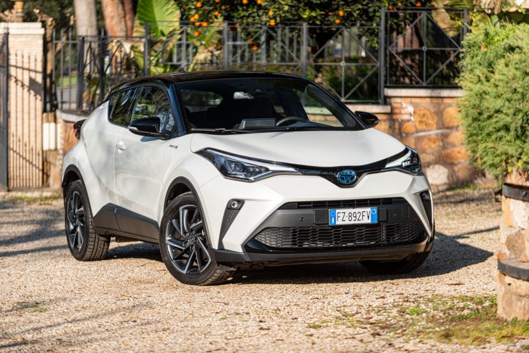 Toyota C-HR 2.0 Hybrid, la prova su strada
